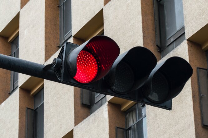 Женщина из-за мести 49 раз проехала на красный сигнал светофора на машине экс-бойфренда