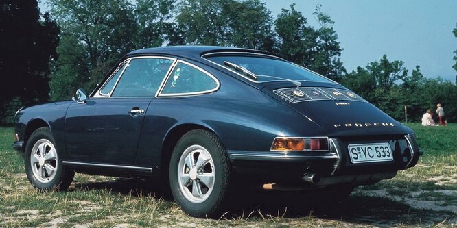911 S, 1967 год. «Заряженная» версия оснащалась 180-сильной двухлитровой оппозитной «шестёркой», которая раскручивалась до сумасшедших 7200 оборотов в минуту.