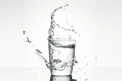 Как понять, достаточно ли воды вы пьете каждый день: врач назвала точный способ проверки