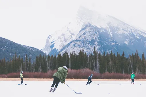 Самый красивый зимний вид спорта — езда на коньках. Поэтому поиграть в хоккей с друзьями всегда будет отличной идеей.