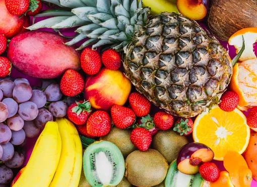 Ежедневно ешьте продукты, снижающие холестерин. К ним относятся  свежие овощи, зелень, фрукты. Они богаты пищевыми волокнами, которые помогают снижать уровень «плохого» холестерина в крови.