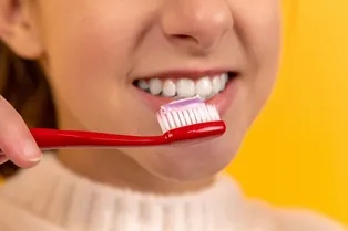 Какая разница между зубной пастой с фтором и без?