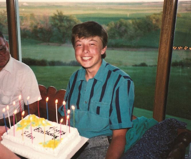 Илон Маск празднует свое 18-летие