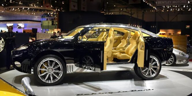 Spyker D12 Peking-to-Paris, несмотря на неуклюжее имечко, завоевал любовь ценителей авто в 2006 году. Он позаимствовал движок W12 у Audi и выдавал 500 л.с. Этот концепт-кар даже должен был выйти в производство в 2014 году, но к несчастью, Spyker объявили о банкротстве.