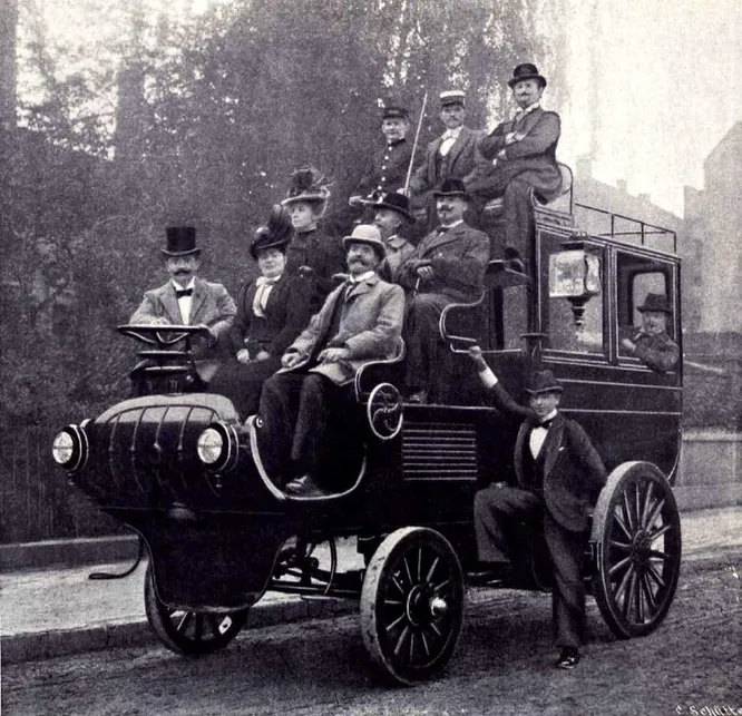 K hlstein. Эта фирма с 1833 по 1926 год строила сперва кареты, а затем кузова для автомобилей, в частности для «Хорьхов». Но с 1898 по 1902 год она пережила краткий период производства собственных электромобилей. Не снимке электробус 1899 года.