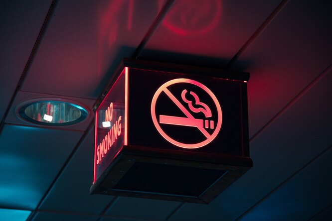 Что будет, если закурить в самолете: не только штраф