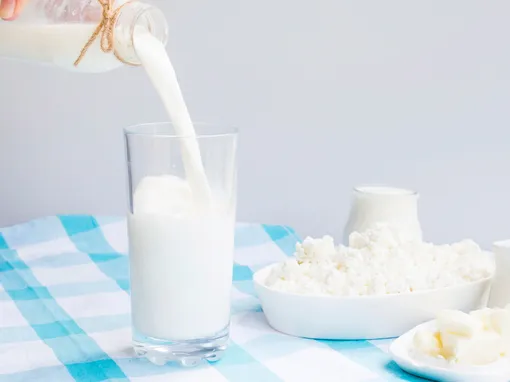 Молоко содержит казеин, поэтому этот напиток очень подходит для похудения. Казеин замедляет процесс пищеварения и способствует росту мышечной ткани и появлению плоского живота.