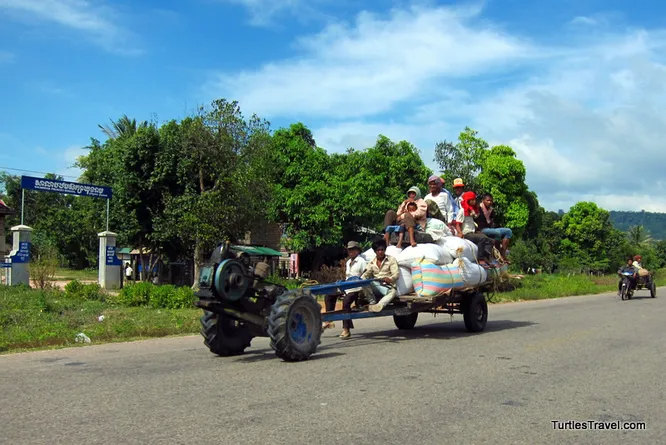 Это не единичное творение механика-любителя: на таких в Камбодже ездят все. Ингридиенты: любой двигатель, пара колес и телега.