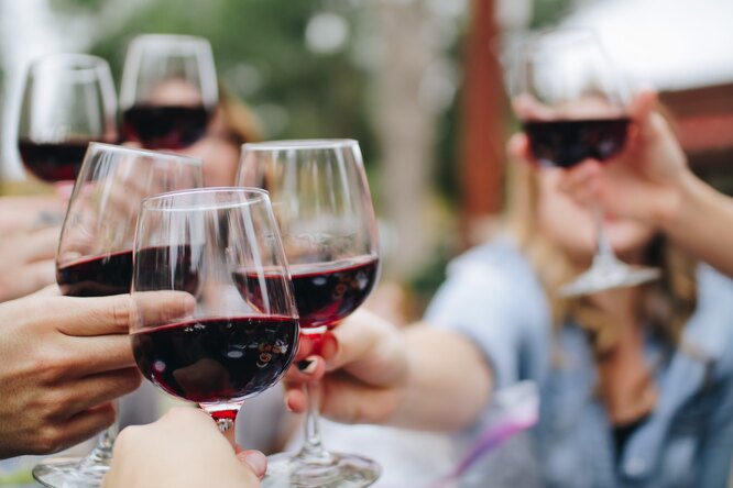 Бокальчик вина для хорошего настроения: 4 факта о побочных действиях, которые не афишируют