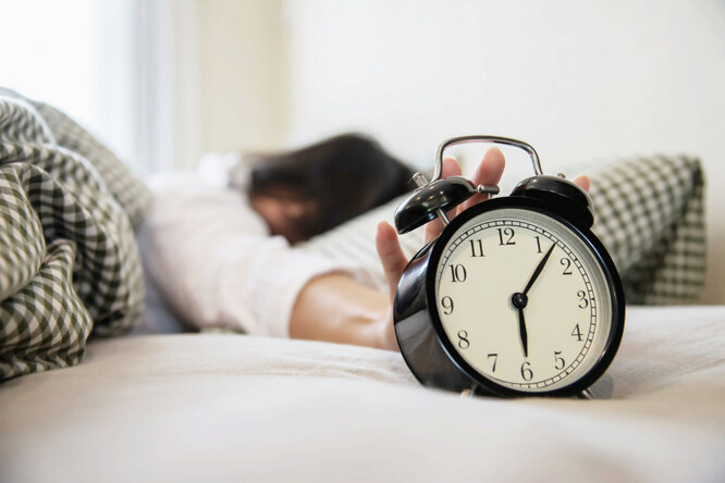 Для здоровья и молодости важно высыпаться. Если у вас есть такая возможность, можете даже устраивать себе небольшой тихий час днем. Это позволит оставаться вам бодрым на протяжении всего дня и обмануть чувство голода