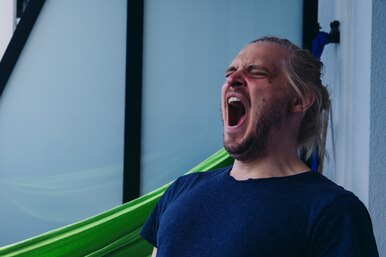 Почему мы зеваем и почему зевота так заразительна?