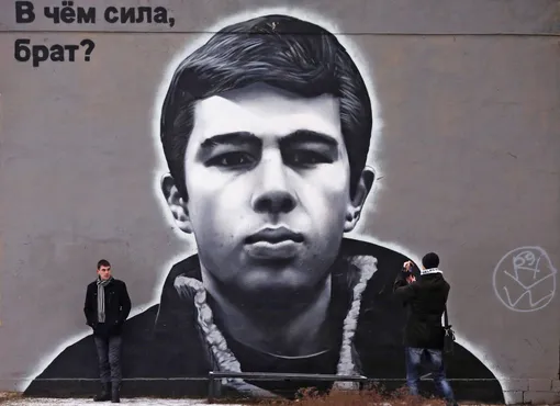 Изображение Сергея Бодрова на памятной стене одного из домов в Санкт-Петербурге