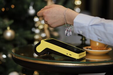 Российские мастера ювелирного дела и IT-специалисты разработали аксессуары, позволяющие расплачиваться бесконтактным способом