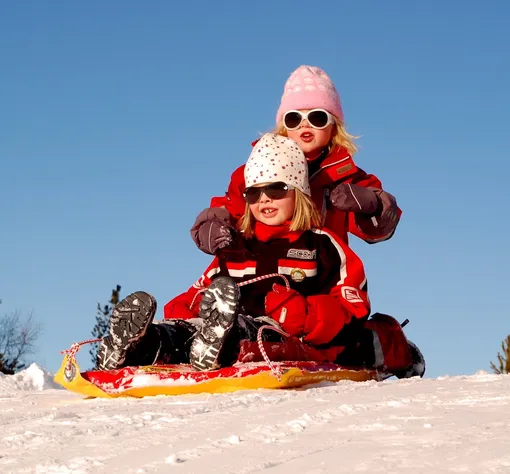 Зимний спорт на свежем воздухе особенно понравится детям — они всегда в восторге от снега и горок.