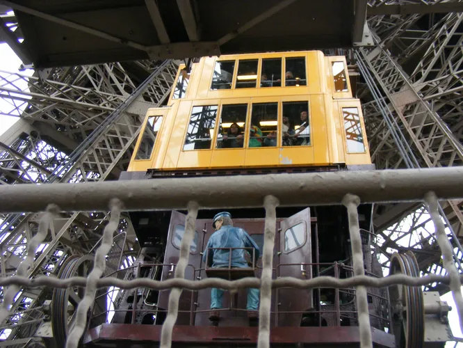 В опорах Эйфелевой башни до сих пор функционируют лифты, установленные еще в 1899 году. Правда, теперь их движение обеспечивается не гидравлическими насосами, а электродвигателем. Доставку со второго на третий этаж 300-метровой башни с 1983 года осуществляет электрический подъемник из 4 кабин.