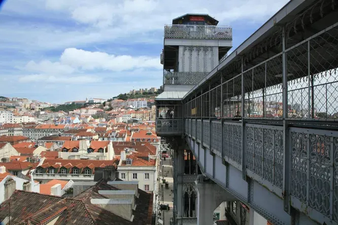 45-метровый лифт Санта-Жушта, установленный в 1902 году в Лиссабоне, помогает пешеходам преодолевать крутой склон, отделяющий два района столицы Португалии. Изначально подъемник, созданный инженером Раулем Месньером дю Понсаром, работал на паровом двигателе, но с 1907 лифт ездит на электричестве.