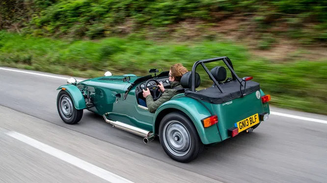 2013 Caterham Seven. Этот автомобиль постоянно преображается, оставаясь при этом самим собой. Немного стальных трубок и небольшой мотор. Сиденье в паре сантиметров над дорогой. Базовый дизайн из позапрошлого века. Обгоняет суперкары.