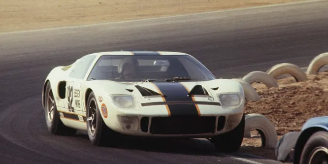 1965 Ford GT40. Когда Генри Форд II поклялся побить Ferrari на их поле, все приняли это за шутку. И напрасно ведь GT40 не только справился с задачей, но и стал настоящей легендой.