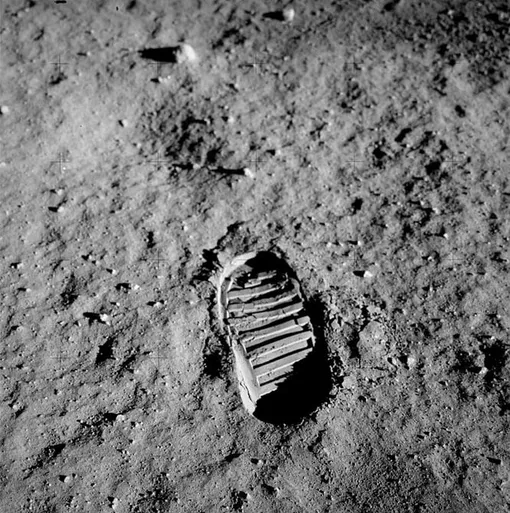 Отпечаток ботинка Олдрина, который в прямом смысле наследил в истории космонавтики.