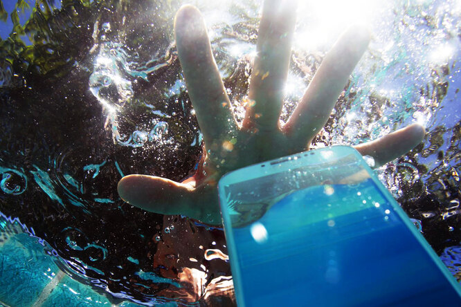 Что делать, если вы уронили телефон в воду?