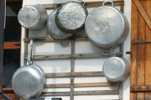 Чем грозит использование алюминиевой посуды: разбираемся в деталях
