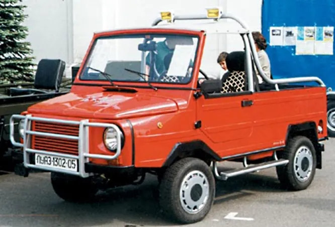 1999 год, ЛуАЗ-1302-05 «Форос». Интересная попытка реанимировать классический внедорожник, «пляжный» автомобиль с двигателем Lombardini, предназначенный для экспорта. Автомобиль изготовлен в единственном экземпляре и «засветился» на нескольких автошоу.