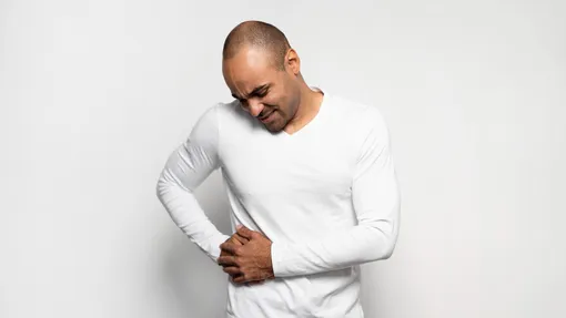 Есть еще одна причина, вызывающая боль в боку при тренировке — еда. Если вы начинаете бег сразу после приема пищи, происходит чрезмерное растяжение капсул печени. Этот орган участвует в переваривании еды. Если она поступила в пищеварительный тракт, сосуды печени и желчные протоки расширяются. Отсюда и неприятные ощущения.