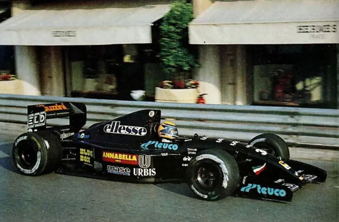Andrea Moda. В 1992 году итальянский обувной дизайнер Андреа Сассетти купил маленькую команду Coloni, переименовал её, нанял пилотов и начал свой путь в Ф-1. Правда, тут же и закончил - за весь сезон пилот Роберто Морено лишь один раз прошёл квалификацию, но и тут сошёл в гонке. На снимке единственная машина фирмы, Andrea Moda S921.