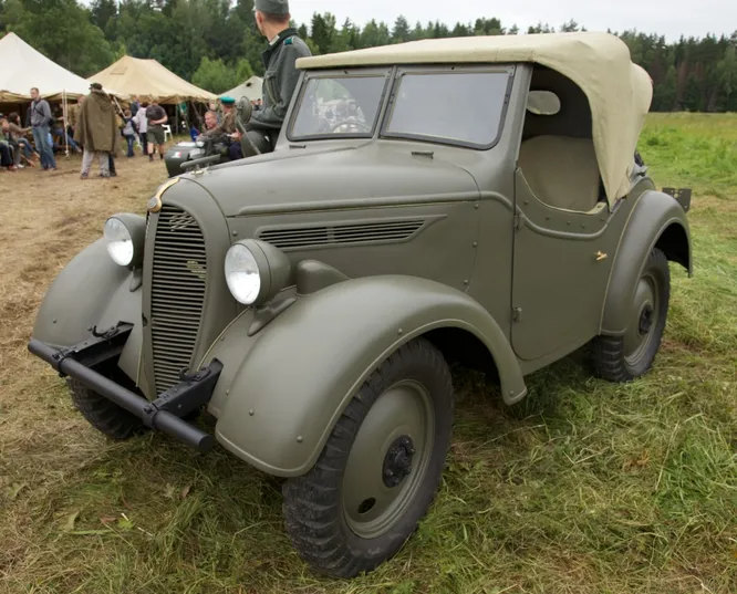 Компания Nihon с 1937-го и вплоть до конца войны строила единственную, но очень известную модель автомобиль Kurogane Type 95. Полноприводный автомобиль был разработан Тетсуши Макитой как военный джип, но впоследствии стал достаточно популярной гражданской машиной.