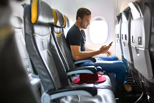 Зачем на самом деле пассажиров самолета просят выключать телефоны: пилот рассекретил реальную причину