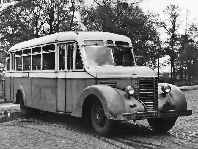 АТУЛ Л-IV (1949-1950). Ремонтный завод авторемонтного управления Ленсовета (АТУЛ) производил автобусы под собственным названием с 1933 по 1954 год и был одним из крупнейших автобусостроительных предприятий СССР, особенно до войны.
