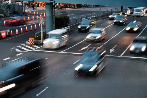 Как быстро проверить расстояние до автомобиля впереди, чтобы избежать ДТП?