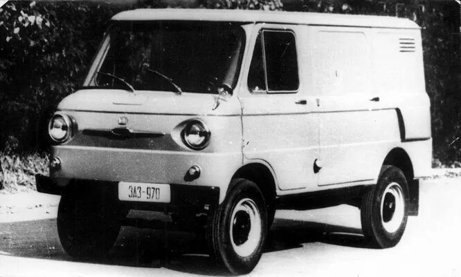 1962 год, микроавтобус ЗАЗ-970Б. Шестиместная машина из опытного семейства 970-х. Кроме пассажиров, мог перевозить и грузы массой до 350 кг. Двигатель «минивэна» горбом выдавался в салон, отчего два сиденья третьего ряда были раздельными.
