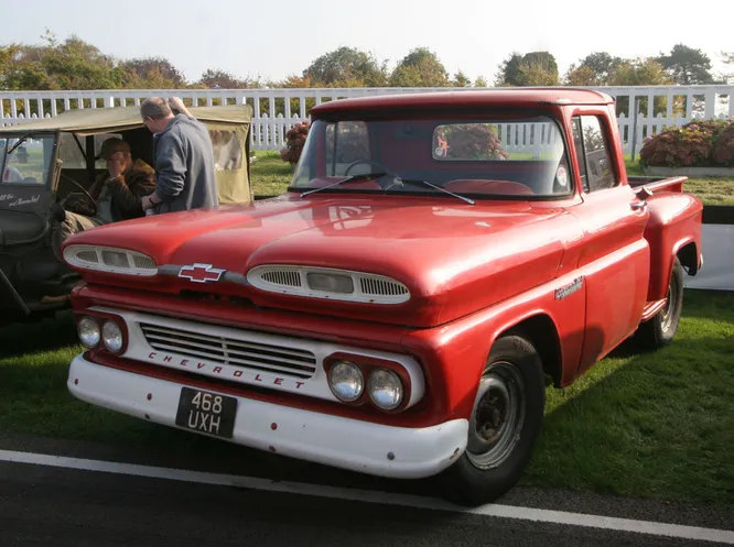 Chevrolet C/K первый пикап с независимой подвеской передних колёс, 1960 год. До 1960 пикапы были исключительно грузовыми автомобилями и использовали в конструкции сплошную ось для передних и задних колёс. Это помогало для больших нагрузок, но ограничивало в управлении. Chevrolet первая выпустила свои пикапы с независимой подвеской передних колёс, опередив конкурентов на год.