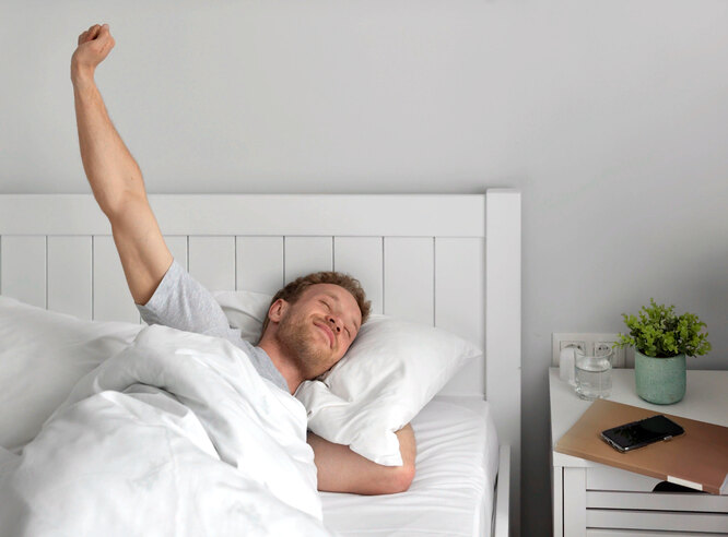 При переходе на раннее пробуждение важно проработать именно засыпание. Для этого вы должны определить, во сколько лечь спать, чтобы выспаться, и стараться ежедневно ориентироваться на это время