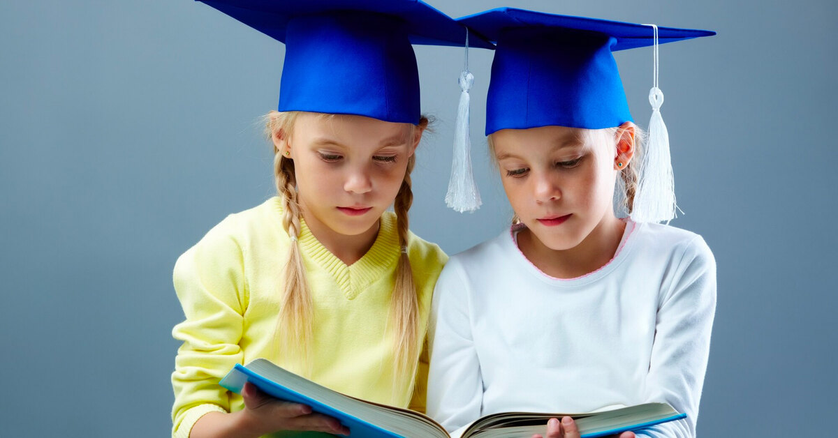 Школьники за партой. Школа программирования. It v shkole. Школьник будущего. Девочки в школе.