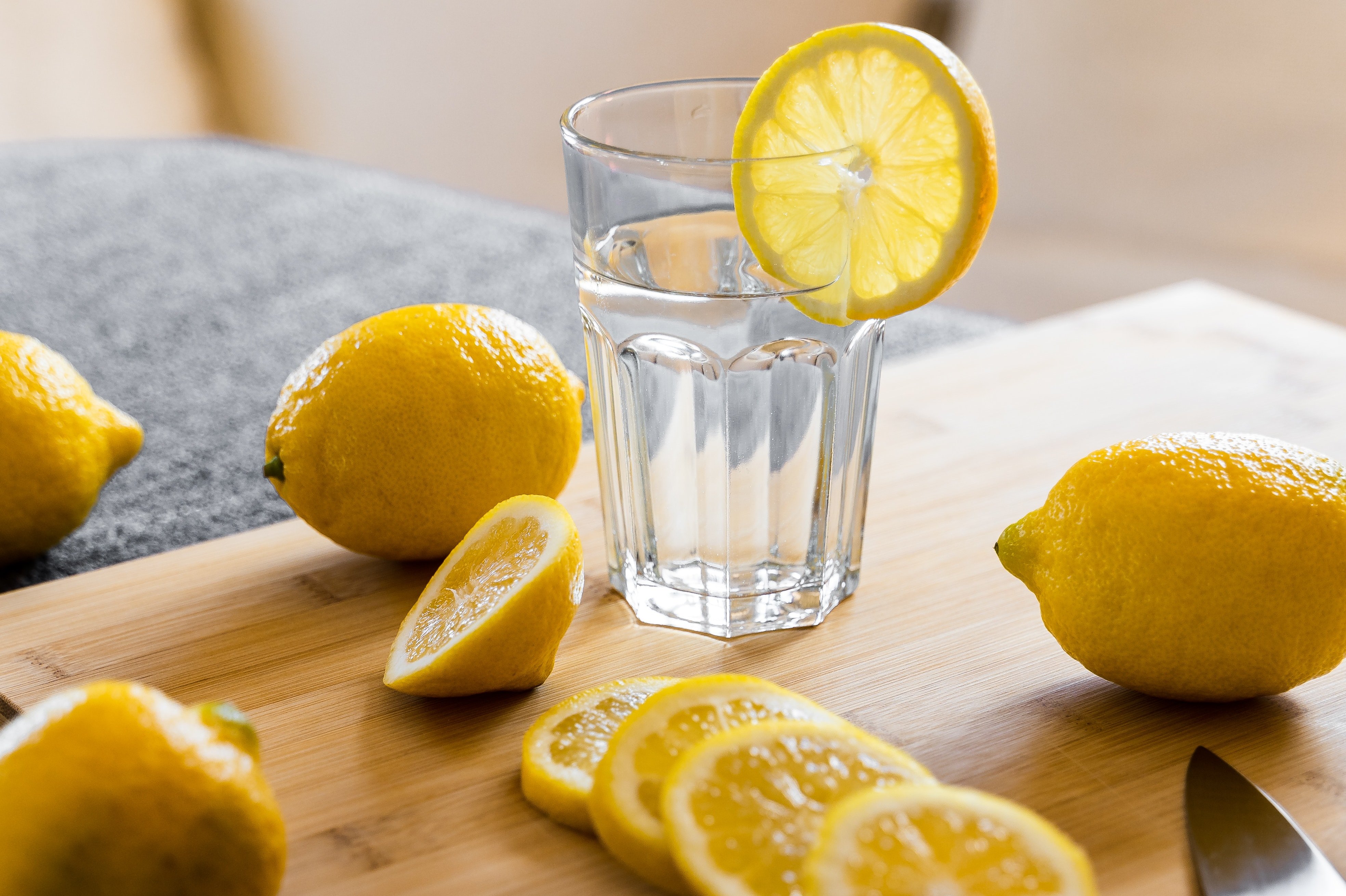 Вода с лимоном на ночь можно ли. Вода с лимоном. Кусочек лимона. Употребление лимона. Лимон для зубов полезные.