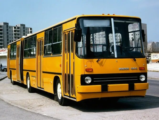 Ну ладно, начнём с Ikarus. Компания была основана в Будапеште в 1895 году как производитель экипажей и металлических изделий, а с 1913 года окончательно перешла на автомобили и автобусы. Позже производство автомобилей свернули, а Ikarus существует по сей день как один из ведущих европейских автобусных заводов. На снимке Ikarus 280 классика, знакомая с детства.
