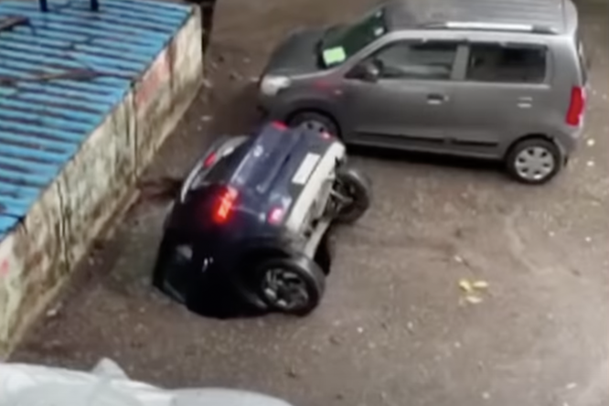 Видео: как в Индии автомобиль внезапно провалился под землю и утонул