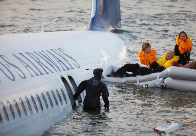 Аварийная посадка A320 на Гудзон произошла 15 января 2009 года. Через полторы минуты после взлёта лайнер столкнулся со стаей гусей, и у него отказали оба двигателя. К счастью, самолёт удалось посадить на воду реки Гудзон. Среди 155 человек на борту некоторые оказались ранены, но все живы.