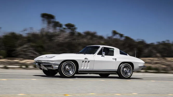 1963 Chevrolet Corvette Stingray. Одновременно европейского и американского производства, удачно сочетающее в себе изящные и грубоватые формы, это авто всё ещё надёжно приковывает к себе взгляд.