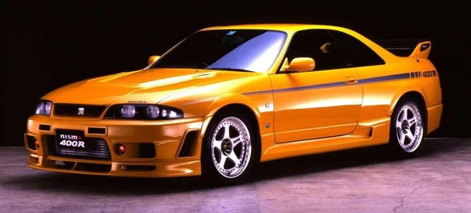 Nissan Skyline GT-R NISMO 400R (1997). Возможно, вы посчитаете, что NISMO 400R недостоин звания суперкара, но его характеристики говорят сами за себя. Рядный шестицилиндровый двигатель объёмом 2.8 литров выдавал 400 л.с., а аэродинамика корпуса была ничуть не хуже, чем у болидов Nissan для Ле-Мана.