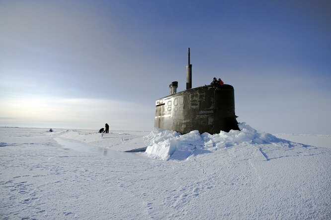 Субмарина ломает арктический лед и всплывает на поверхность: поразительное зрелище
