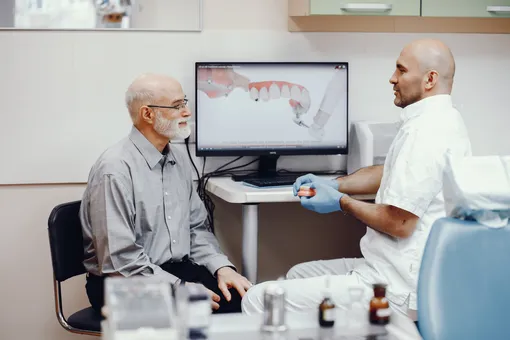 По данным Американской ассоциации челюстно-лицевых хирургов, почти 70% взрослых в возрасте от 35 до 44 лет в США уже лишились по крайней мере одного зуба. Распространенные причины: несчастный случай, кариес, заболевания десен. Поэтому в пожилом возрасте многим придется прибегнуть к имплантам.