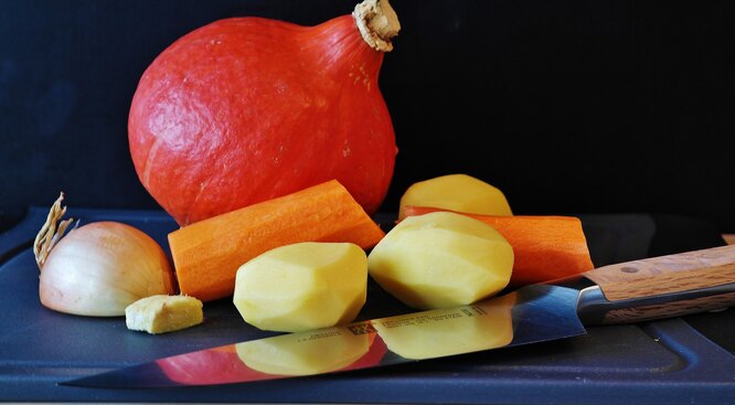 Сейчас картофель и морковь незаменимы практически в каждом супе, а 6 веков назад в Италии с овощами все обстояло иначе, поэтому минестроне часто делался чуть ли не на одних бобах.