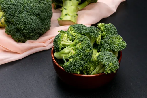 Основными источниками витамина К являются листовая зелень (шпинат, петрушка), брюссельская капуста, брокколи, картофель.
