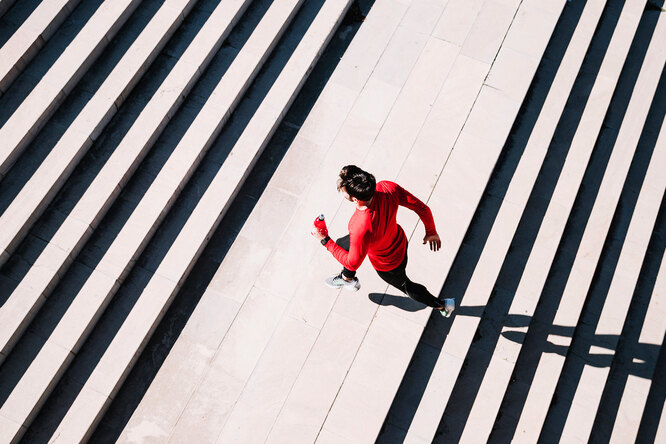 Тренировка на лестнице: 9 эффективных упражнений, которые можно делать на ступеньках
