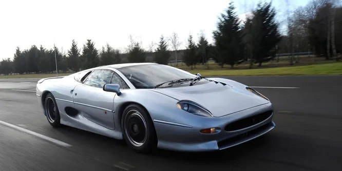 1992 год, Jaguar XJ220. 540 «лошадей» и 340 км/ч сделали эту модель самым скоростным в мире серийным автомобилем. Правда, рекорд держался всего год.