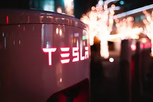 Сотрудники Tesla живут в страхе: массовые увольнения в компании сравнивают со знаменитым сериалом