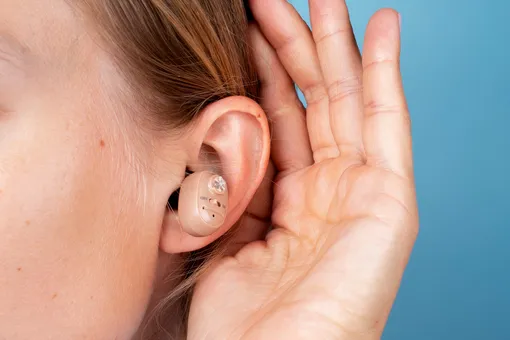 Существуют также более продвинутые методы коррекции слуха — кохлеарные импланты. Медицинский протез, оказывающий влияние на слуховой нерв и полностью компенсирующий потерю слуха даже при 4 степени заболевания.